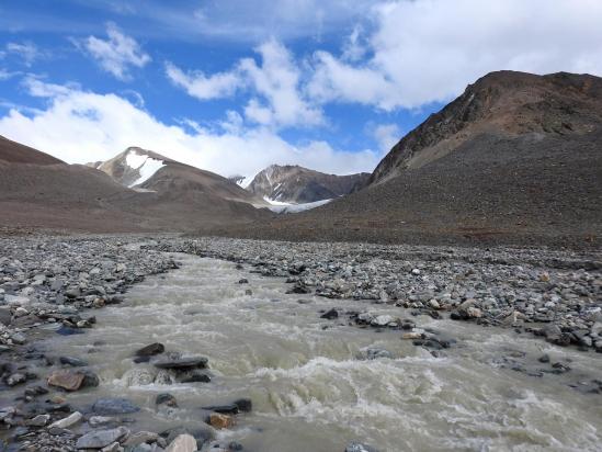 Traversée du ruisseau glaciaire juste après avoir franchi le Paralatse La S