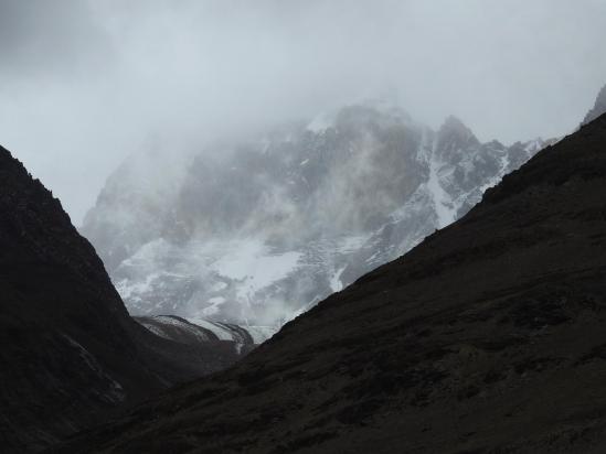 On dispose parfois d'une vision furtive d'un des pics du massif des Chandra-Bhaga au fond d'une vallée glaciaire...
