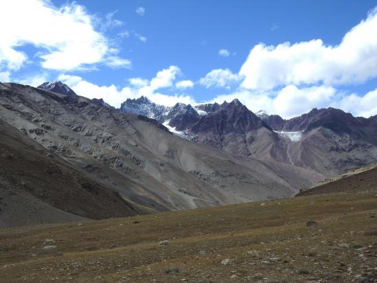 On poursuit sur la moraine herbeuse RG de la vallée de la Chandra chu