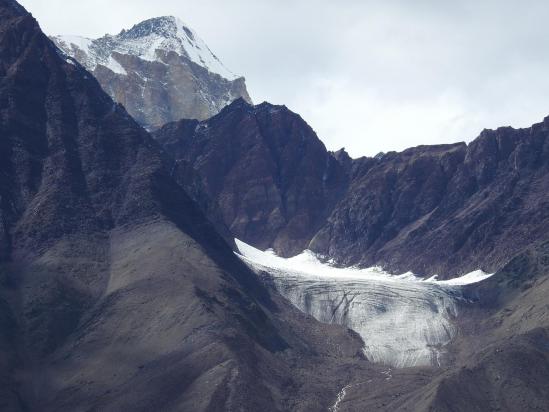 En RD de la vallée de la Chandra chu, apparition de l'un des (nombreux...) sommets du massif de la Chandra-Bhaga