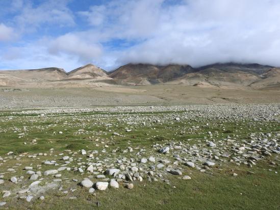 Au bivouac de Chumik Jara avec le sommet du Chagarchan caché par la couche nuageuse