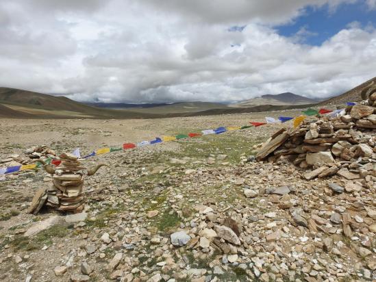 Côté N du Kyanse La, on découvre au loin la cuvette des lacs Kyun tso