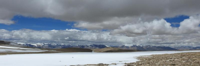 Large panorama depuis le Tso mangpo La sur la partie septentrionale de la Korzok range