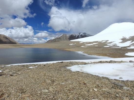 A l'approche du lac, vue sur le sommet du Shukule II à droite et en face la vallée de descente vers Shurok sumdo