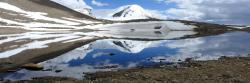 Sur le plateau du Tso mangpo La avec le Chamser Kangri qui se reflète dans le lac morainique