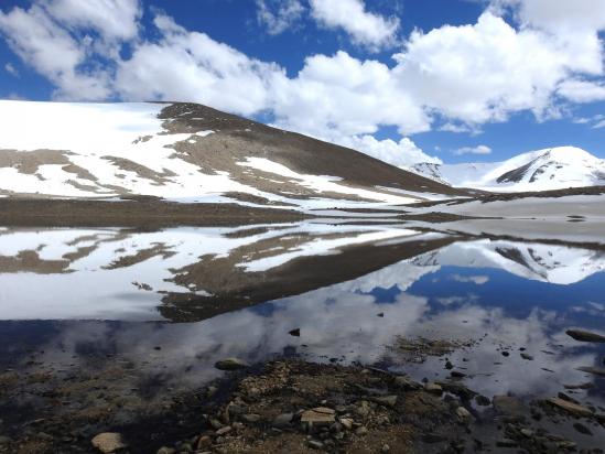 Le Chamser Kangri à droite se mire dans les eaux du lac (et à gauche, s'il fallait davantage vous convaincre, c'est la crête SW du Shukule II...)