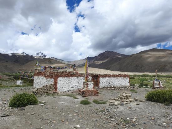 Nyima gonpa avec à l'horizon le Ribil La