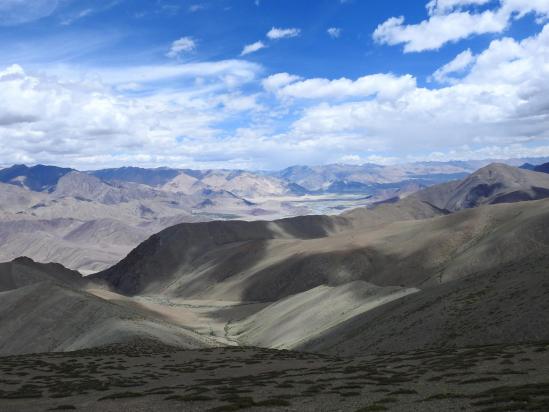 Panorama vers le N sur la vallée de l'Indus et Nyoma depuis la grande prairie du Punjar La