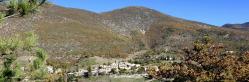 Arrivée sur Villeperdrix, un village adossé à la montagne d'Angèle