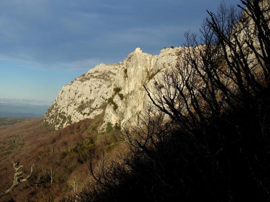 Vue sur le Saint Pilon depuis le sentier à flanc de la falaise N de la Sainte Baume