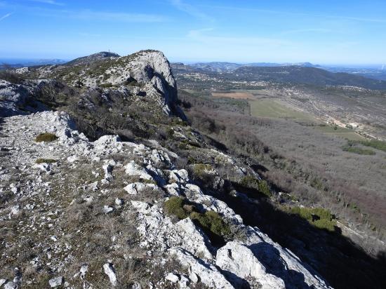 Le plateau sommital de la Sainte Baume vu depuis le Jouc de l'Aigle