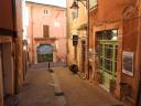 Dans les rues du village des ocres de Roussillon