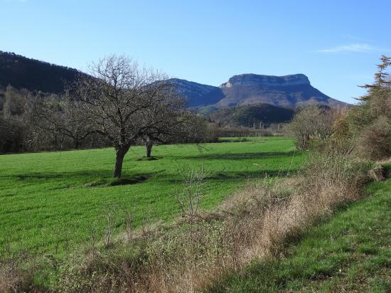Roche-Colombe vue depuis le hameau de Hugon