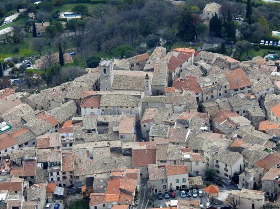 Les toits de Saint-Jeannet vus depuis le sommet du Baou