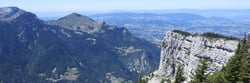 Sur le plateau sommital des Rochers de Lescahux (à l'horizon, les monts du Jura)