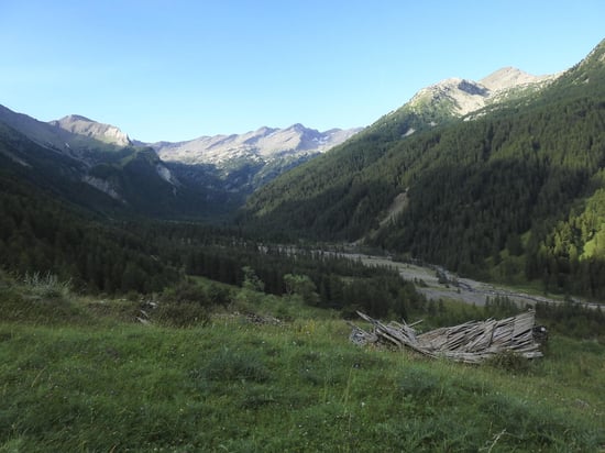 Depuis le hameau des Vieux, vue sur le fond de la vallée de Laverq dominé à G par la Tête de l'Estrop