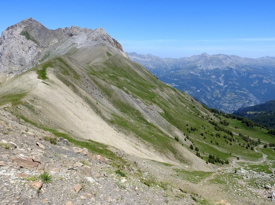 Sur le fil de la crête en direction du col Innommé situé à la base des rochers qui composent le sommet de la Petite Séolane