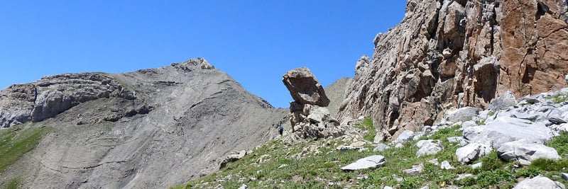 On évolue au plus près de la base de la falaise (passage du monolithe)