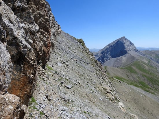 A l'approche de la crête terminale, vue arrière sur la crête et la Grande Séolane