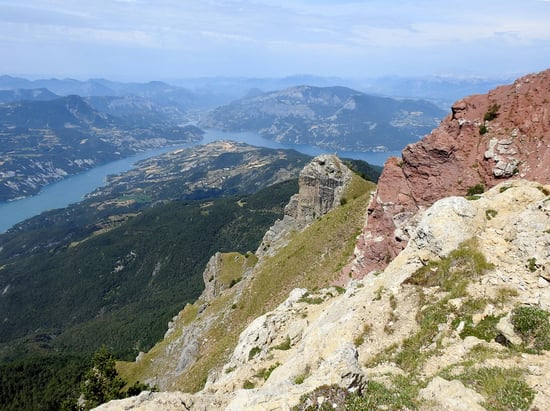 Sur la crête SE du Pic de Morgon, 1500m au-dessus de la cuvette du lac de Serre-Ponçon...