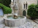 Fontaine au coeur de la ville médiévale de Vaison-la-Romaine