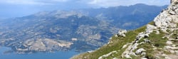 Vue plongeante sur le lac de Serre-Ponçon depuis les crêtes du Pic de Morgon