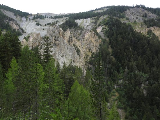 Vue plongeante sur le ravin du Colombier depuis le belvédère de l'Aguillas