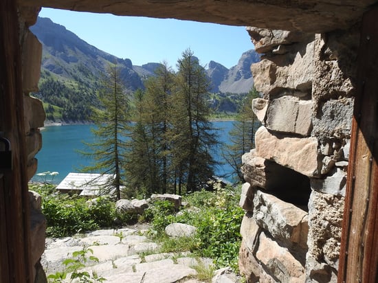 la cuvette du lac d'Allos vue par la porte de la chapelle Notre-Dame-des-Monts