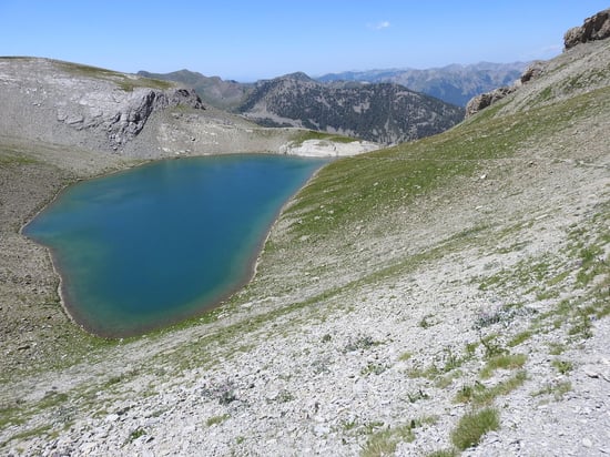 Le lac de la Petite Cayolle vu depuis le col éponyme