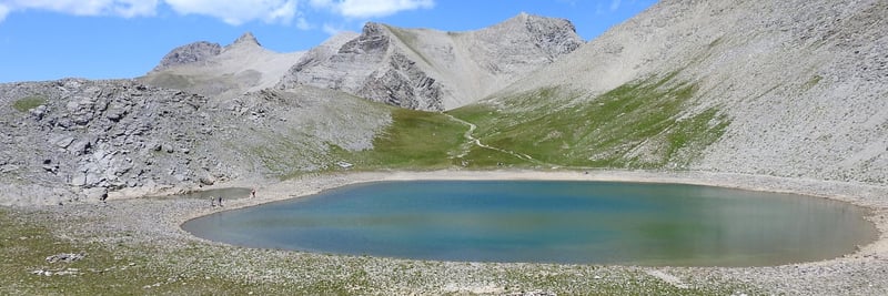 Le lac des Garrets entre les cols de la Petite Cayolle et le Pas du Lausson