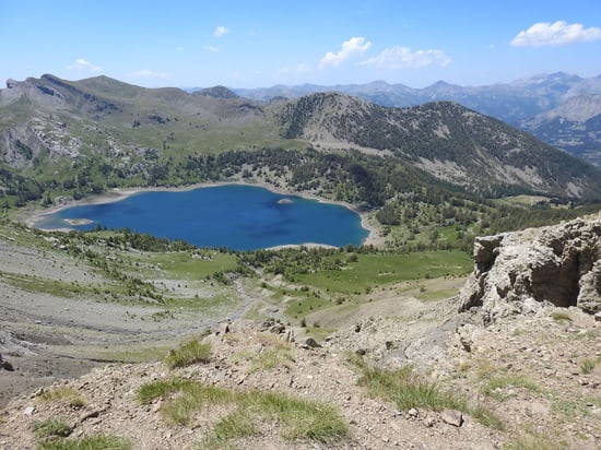 Depuis le collet à 2493m, vue imprenable sur la cuvette du lac d'Allos