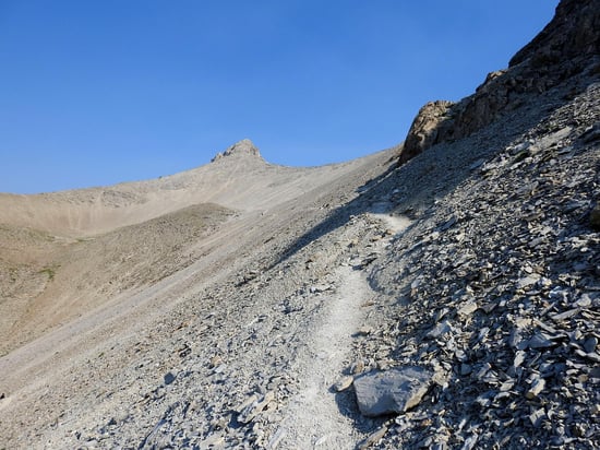A l'approche de la crête qui s'inscrit entre les deux sommets du Mont Pelat