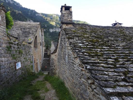 Traversée du village isolé de Hauterives