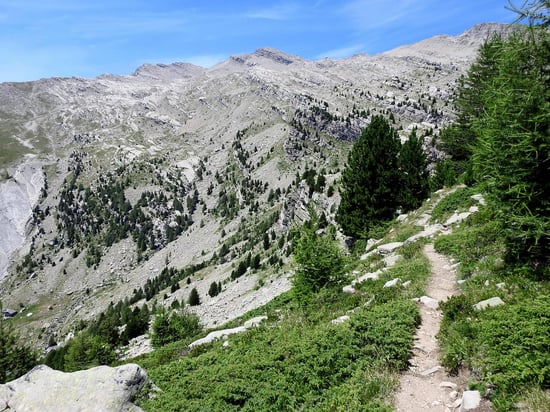 Le sentier reste à hauteur pour rejoindre la Côte du Ceï (le refuge est tout en bas à gauche...)