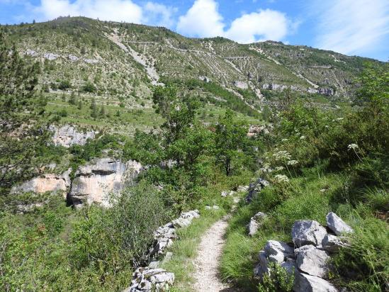 Sur le chemin-balcon entre Saint Chély du Tarn et Sainte-Enimie