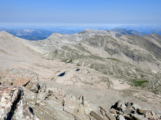 Du sommet de la Tête de l'EStrop, vue quasi aérienne sur le très minéral vallon de Laverq