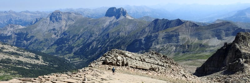 Sur la crête sommitale de la Tête de l'Estrop (vue sur le vallon de Laverq et les deux Séolane)