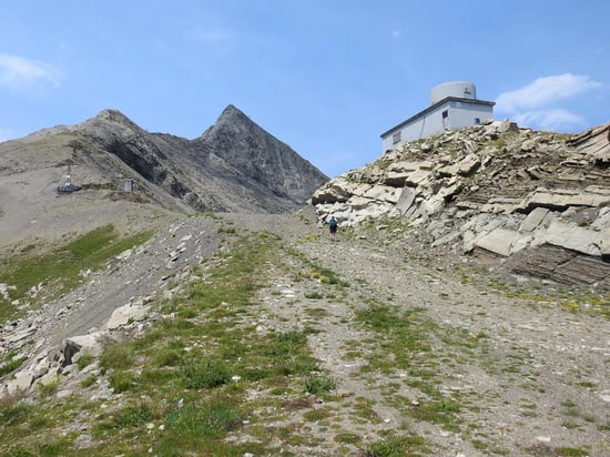 Dans la Baisse de l'Aiguille (au fond, l'une des pointes des Trois-Evéchés)