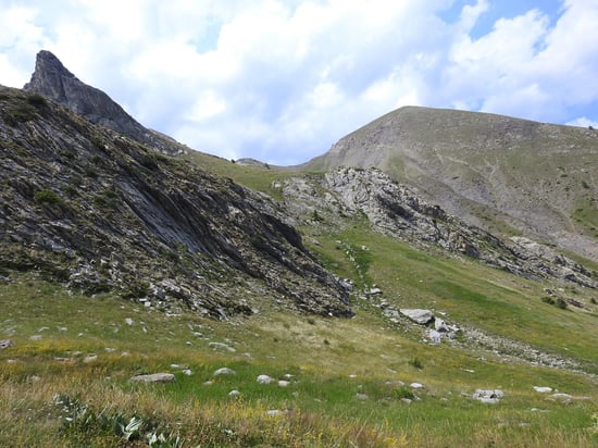 La descente vers la Foux d'Allos traverse de belles étendues herbeuses, quand même...