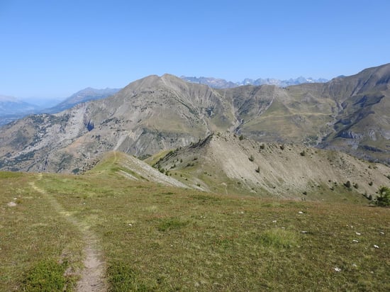 En s'élevant sur le fil de la crête de Bonaparré, le massif des Ecrins émerge de l'arrière des montagnes qui entourent le cirque