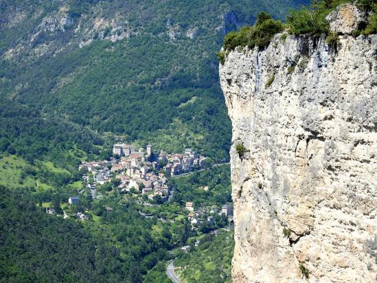 Sur la corniche de la Jonte (le village de Peyreleau)