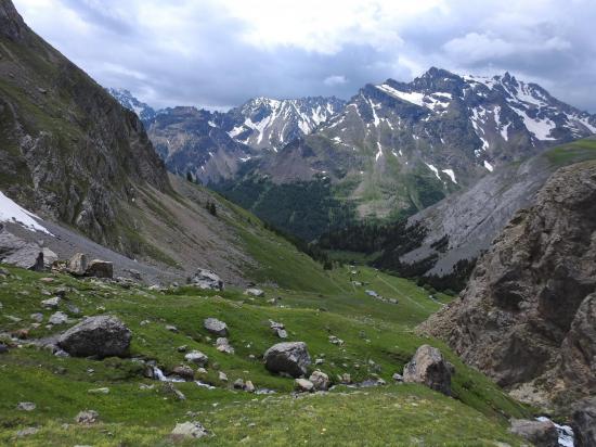 Descente vers le Pont de l'Alpe avec à l'arrière-plan la montagne des Combeynot