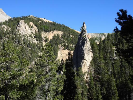 A l'approche du plateau des Thures (cheminées de Fées)