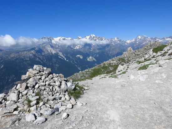Sur la crête qui relie Petit et Grand Aréa (au fond, le massif des Ecrins)