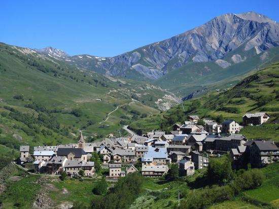 Le Chazelet et le Pic du mas de la Grave au fond de la vallée