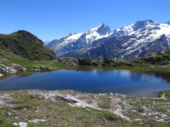 Le lac Lérié, parfait miroir du massif de la Meije