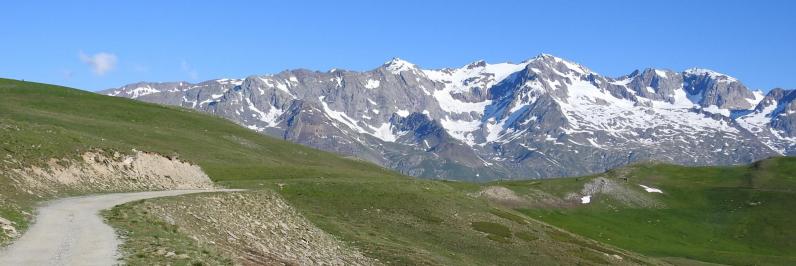 Le massif des Grandes Rousses (Grand Pic, Pic Bayle et Pic de l'Etendard) depuis la piste d'accès au refuge du Fay