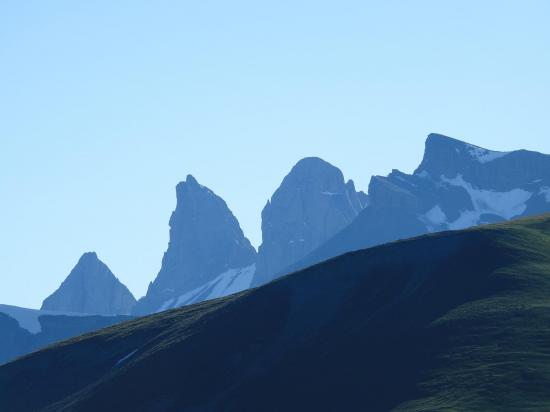 Au petit matin, contre-jour sur les Aiguilles d'Arves