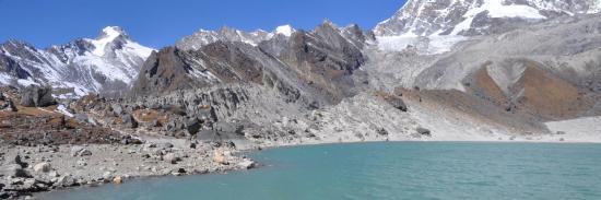 Le lac sacré de Dudh kund au pied du Numbur