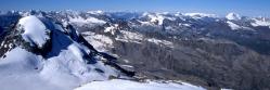 Dans les pentes finales du Grand Paradis (Ciarforon, Ecrins et Vanoise à l'horizon)